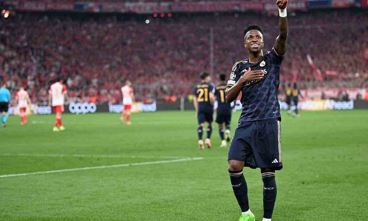 Vinicius Júnior, do Real Madrid, comemora o gol de pênalti no jogo de ida das semifinais da Liga dos Campeões da UEFA diante do Bayern de Munique -  (crédito: Kirill Kudryavtev/AFP)