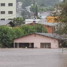 Chuva forte deixa 10 mortos e pode provocar a maior tragédia do RS - Gustavo Ghisleni/AFP