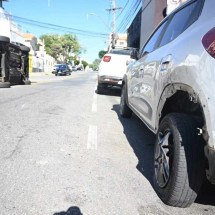 Motorista bate em carro parado e capota em BH - Leandro Couri/EM/D.A Press
