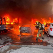 Incêndio em oficina mecânica deixa 12 veículos destruídos em cidade mineira - CBMMG/Divulgação 