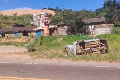 Carro colide em caminhão e capota na BR-356 em Itabirito