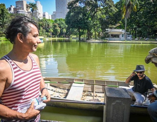 Servidor público Ubirajara José Rodrigues Oliveira pulou no lago dentro do Parque Municipal de BH para resgatar vítima de afogamento -  (crédito: Leandro Couri/ EM/D.A. Press)