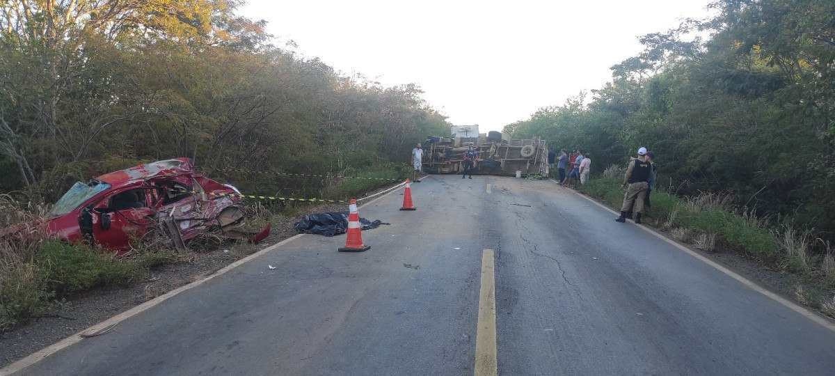 Acidente com carro e caminhão mata idosa no Norte de Minas