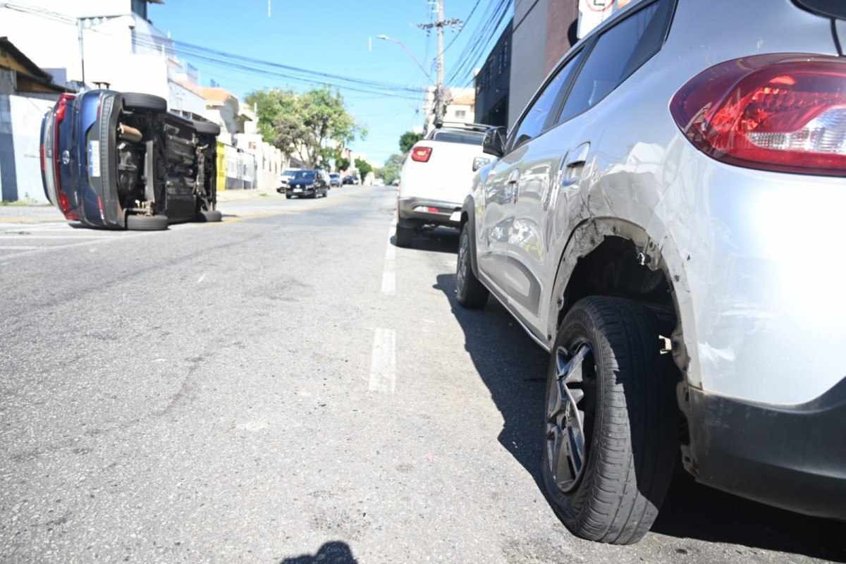 Motorista bate em carro parado e capota em BH