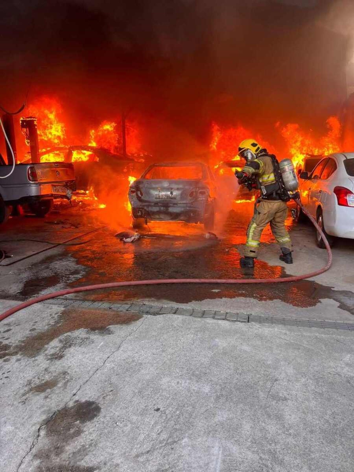 Incêndio em oficina mecânica deixa 12 veículos destruídos em cidade mineira