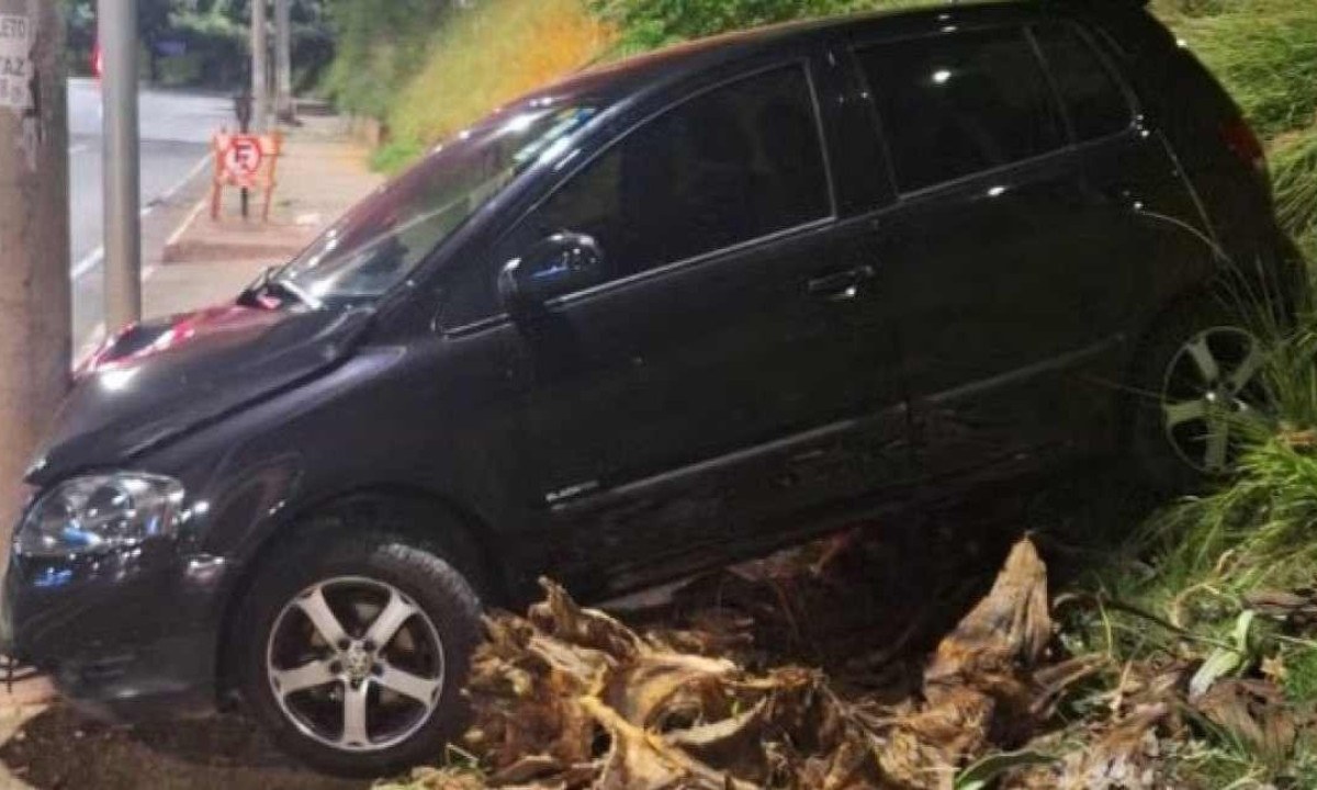 Acidente aconteceu na Avenida Antônio Carlos, em Belo Horizonte -  (crédito: PMMG/Divulgação)