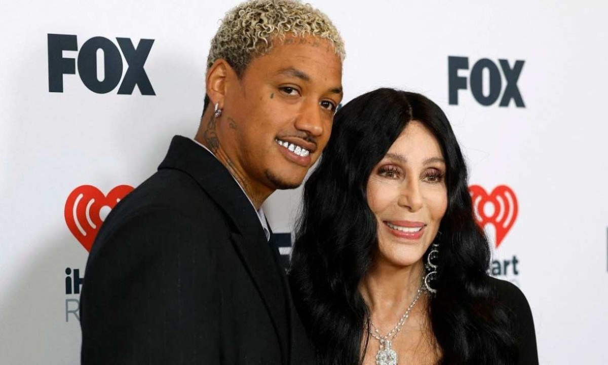 Cher e o namorado Alexander Edwards, 40 anos mais novo -  (crédito: Frazer Harrison / GETTY IMAGES NORTH AMERICA / Getty Images via AFP)