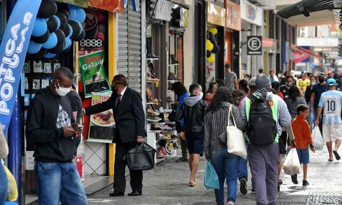 consumidor vai pagar compras à vista e as roupas são o presente preferido. -  (crédito: Gladyston Rodrigues/EM/D.A Press)