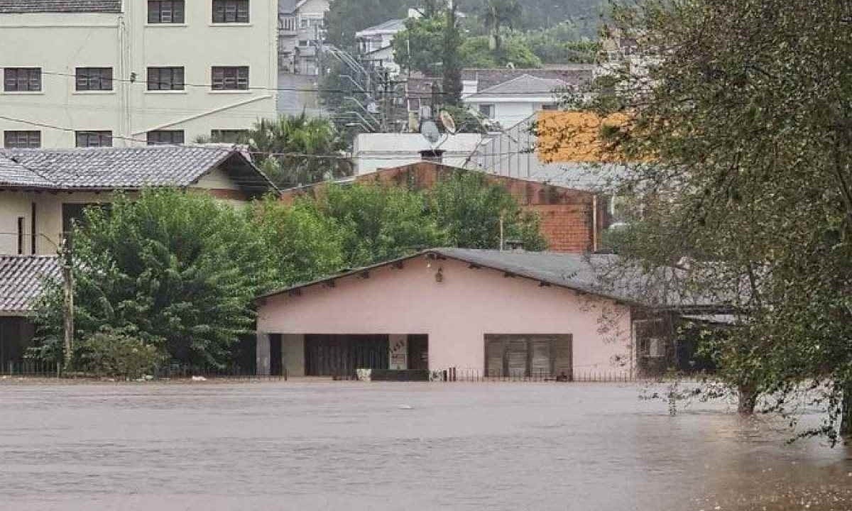 Enchente em Encantado, RS, ontem. Mais de 19 mil habitantes foram afetados pelas chuvas e, desse total, 3.416 ficaram desabrigados  -  (crédito: Gustavo Ghisleni/AFP)