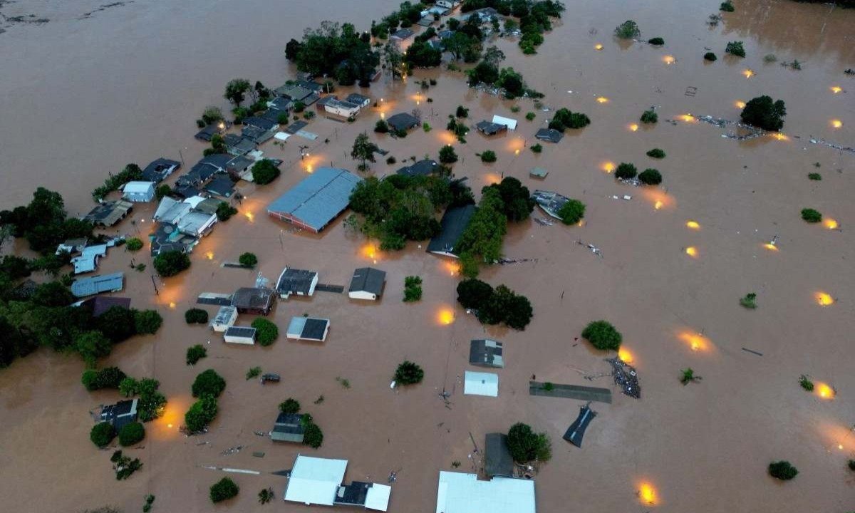  Vista de drone mostra casas em área alagada próxima ao rio Taquari durante fortes chuvas na cidade de Encantado, no Rio Grande do Sul -  (crédito:  Reuters/Folhapress)