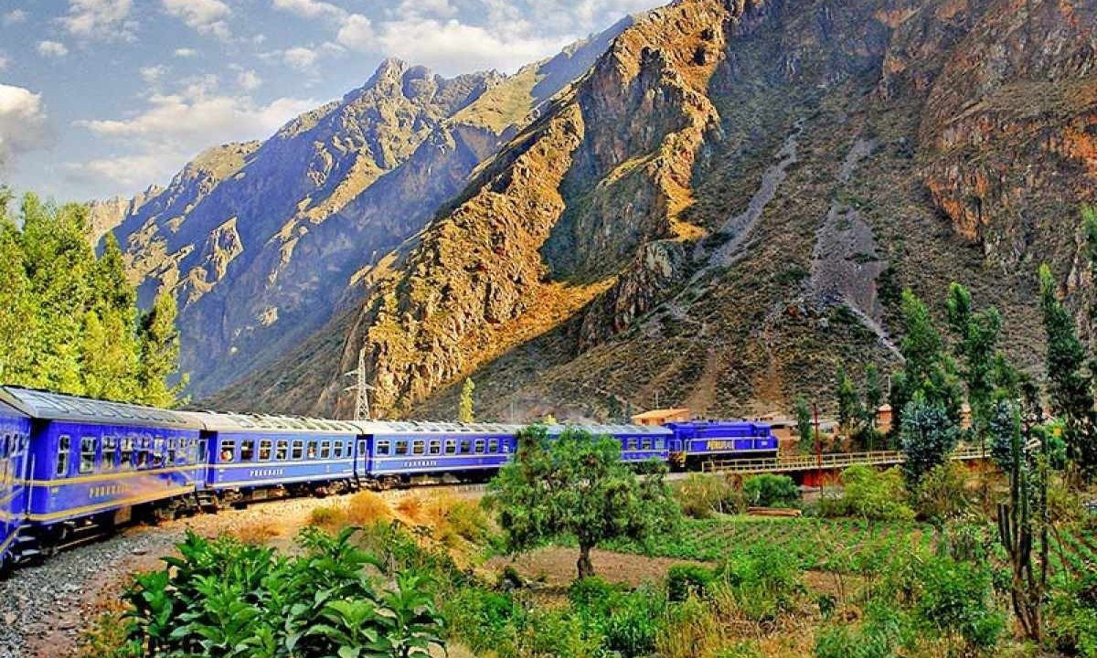 Trem percorre trilhos por entre as montanhas da região turística peruana -  (crédito: ingresso machu picchu)