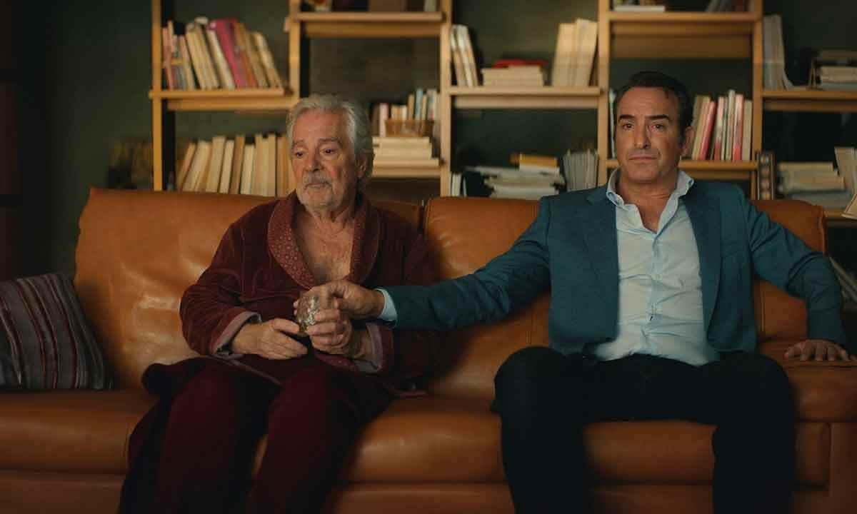 Pierre Arditi (Jacques Bisson) e Jean Dujardin (Alphonse) vivem pai e filho na trama, que chegou ao catálogo do Prime Video no fim de 2023 -  (crédito: PRIME VIDEO/DIVULGAÇÃO)