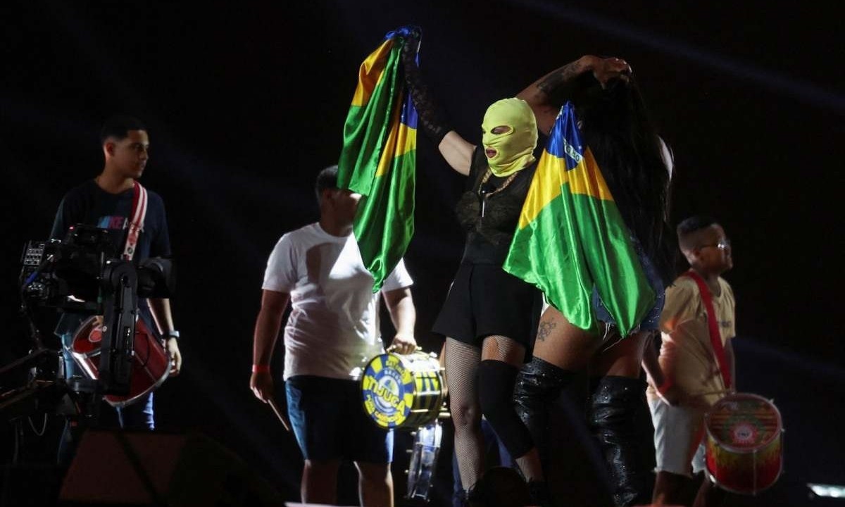 Madonna cantou no palco da praia de Copacabana exibindo a Bandeira do Brasil -  (crédito: Pilar Olivares/Reuters/Folhapress)