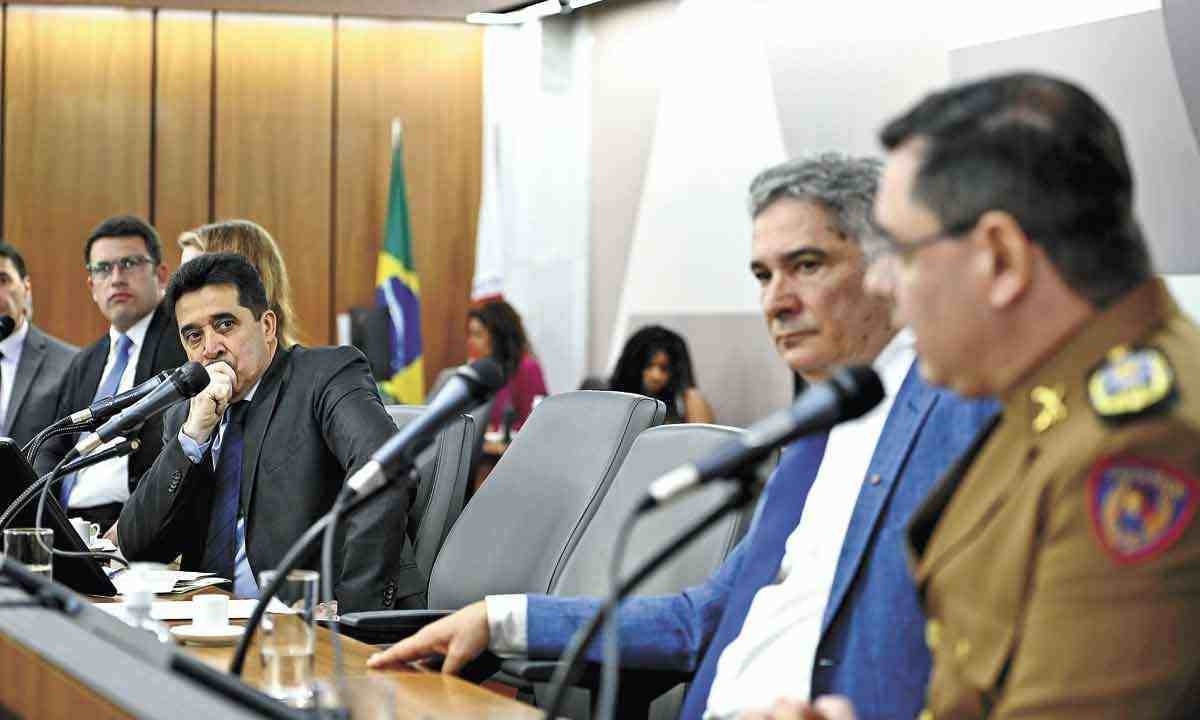 A comissão de Segurança Pública da Assembleia legislativa fez audiência pública ontem para avaliar previdência dos militares do estado

 -  (crédito: ALEXANDRE NETO/ALMG)