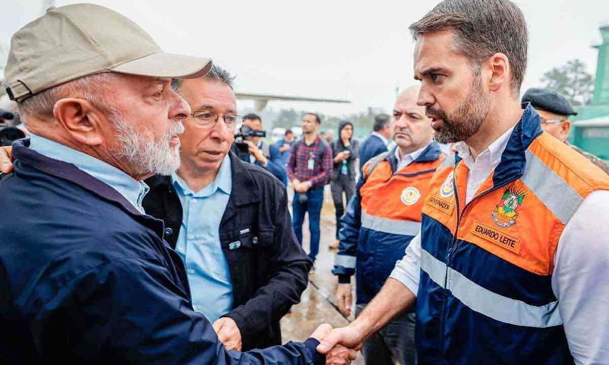 Lula foi recebido pelo governador Eduardo Leite na base aérea de Santa Maria -  (crédito: RICARDO STUCKERT/PR)