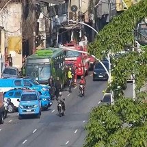 Acidente com ônibus desgovernado mata uma pessoa e fere outra - Reprodução/ Centro de Operações Rio