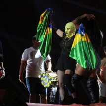 Madonna passa som em Copacabana usando máscara - Pilar Olivares/Reuters/Folhapress