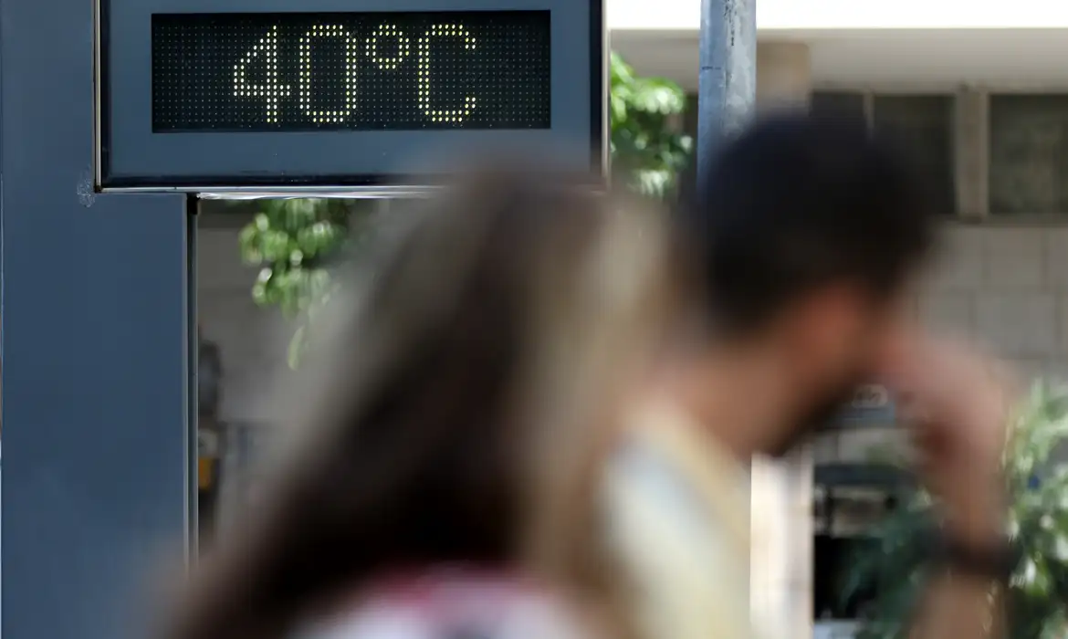 Inmet alerta para onda de calor no Rio de Janeiro com riscos à saúde -  (crédito: EBC)