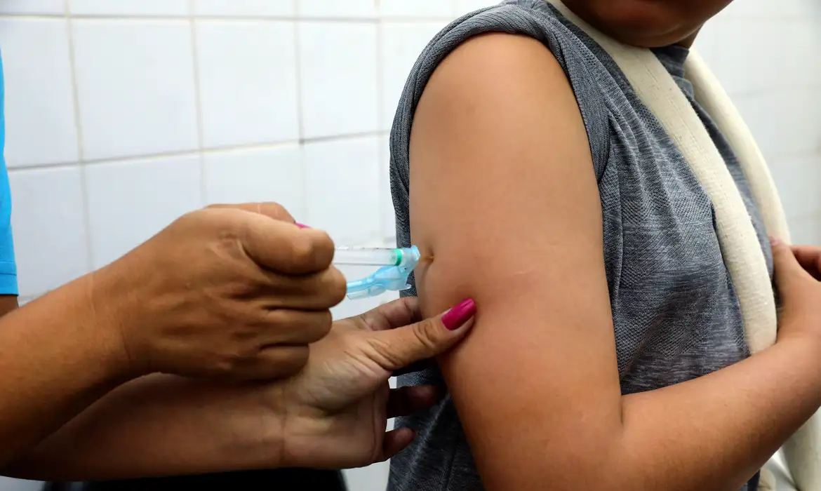 Doses de reforço: jovens e adultos também precisam se imunizar 