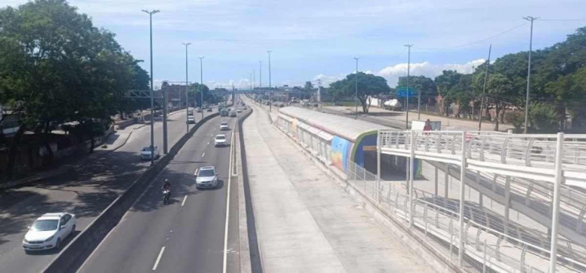 Homem morre atropelado por caminhão do Exército na pista do BRT