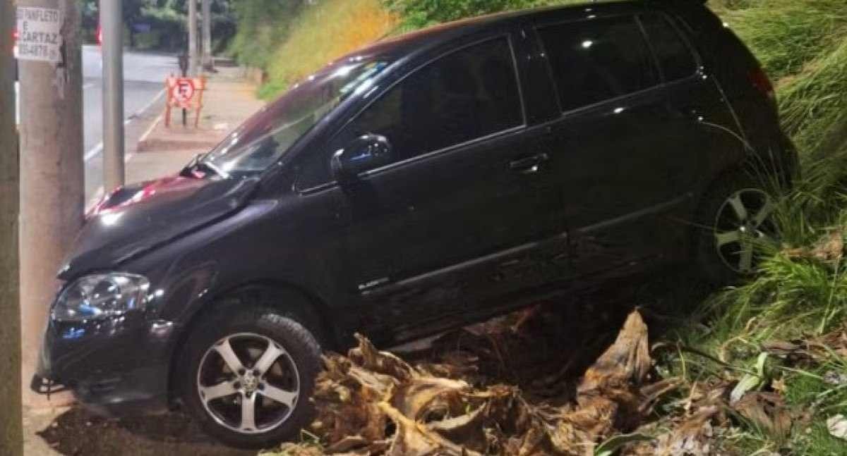 Carro sem motorista desce barranco, atropela mulher e atinge poste