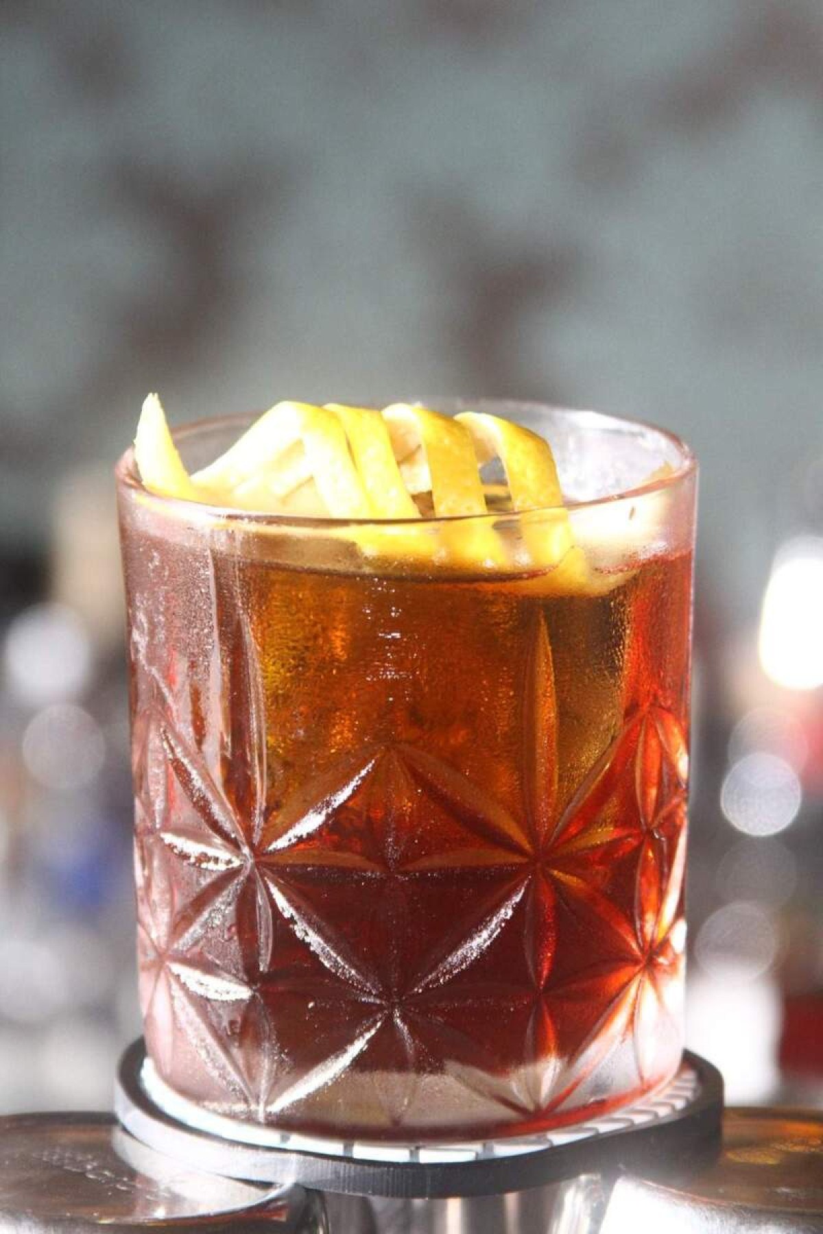 Drinque Vieux Carre Premium do Mina Jazz, preparado pela bartender  Amanda Aparecida de Jesus