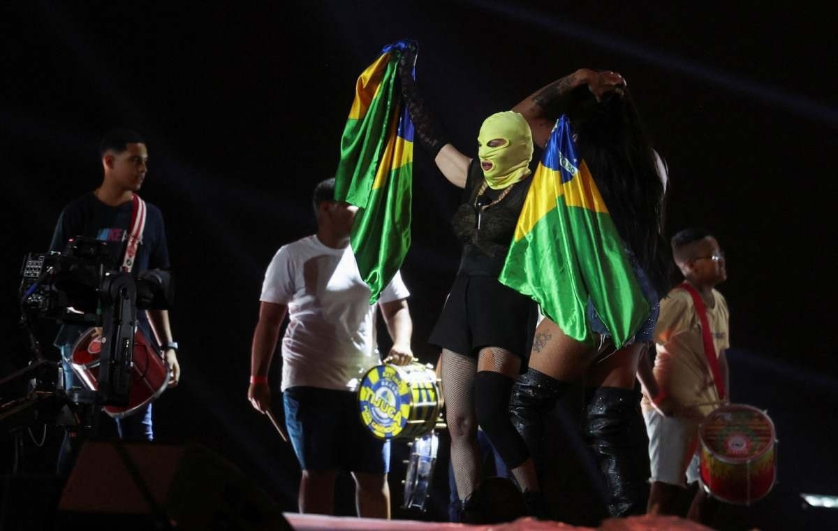 Madonna passa som em Copacabana usando máscara