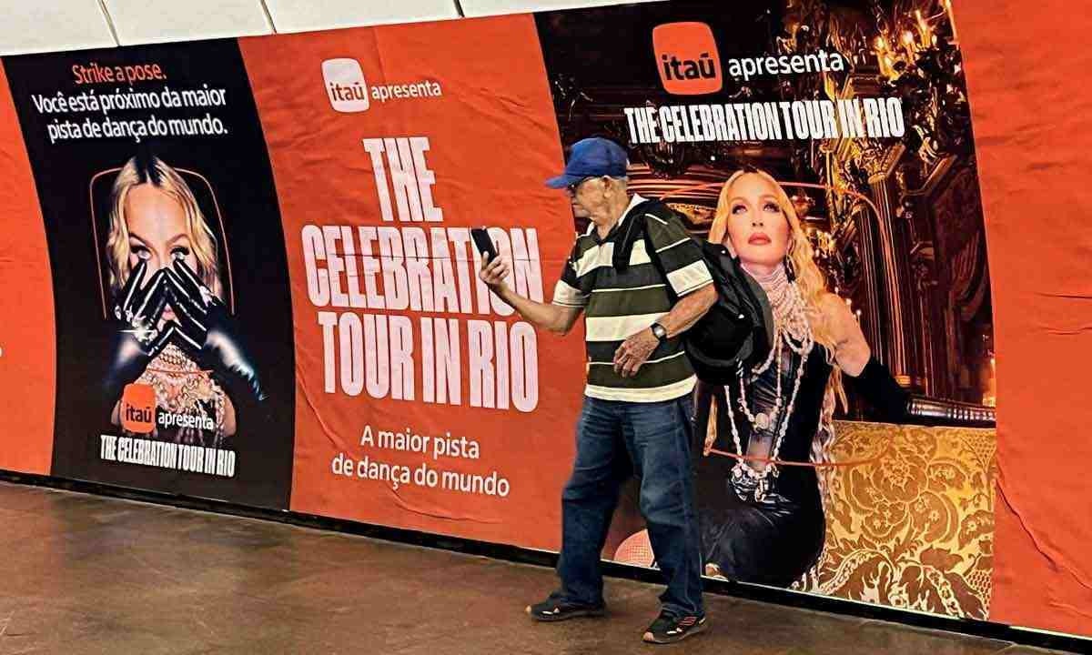 Na estação de metrô em Copacabana, fã aproveita o cartaz do show de sábado para fazer selfie com Madonna -  (crédito: Pablo Porciuncula/AFP)