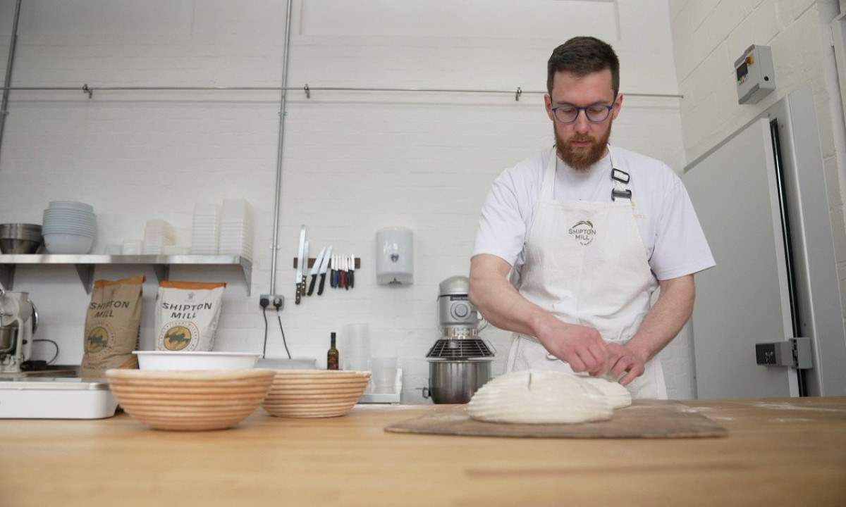 O pão integral é feito com farinha moída a partir do grão de trigo inteiro, enquanto o pão branco é fabricado usando apenas o endosperma do grão -  (crédito: BBC)