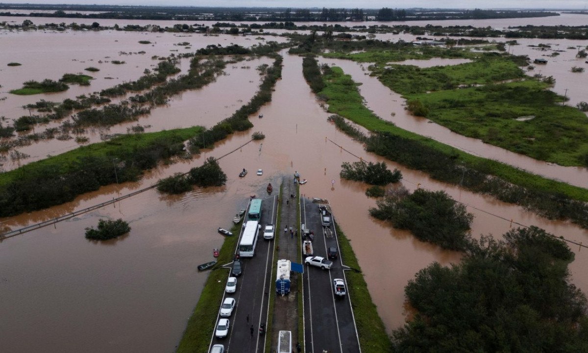 Órgão também informa que 300 municípios do estado foram afetados pelas chuvas
 -  (crédito: bbc)