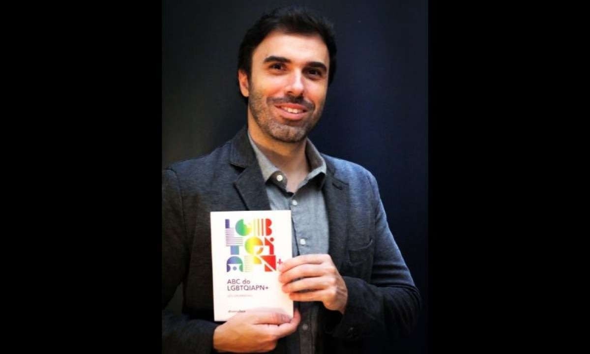 Léo Drummond, autor do livro ABC do LGBTQIAPN+ -  (crédito: Henrique Selva Manara/Divulgação)