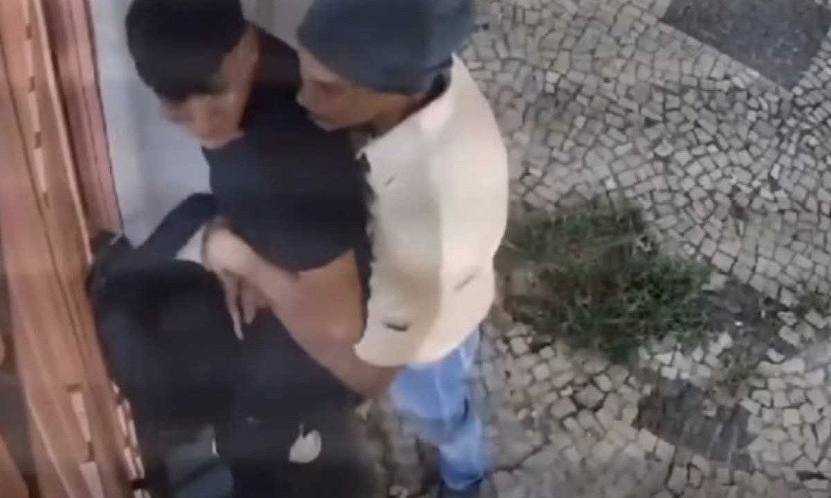 Cozinheiro foi agarrado pelo agressor na porta de casa -  (crédito: Reprodução/Câmera de segurança)