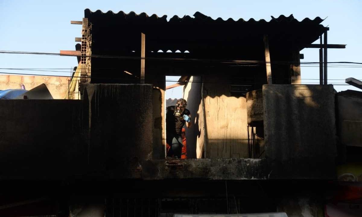 Defesa Civil foi acionada no final da tarde de ontem e interditou o imóvel no Bairro Novo Glória -  (crédito: Túlio Santos/EM/D.A.Press)