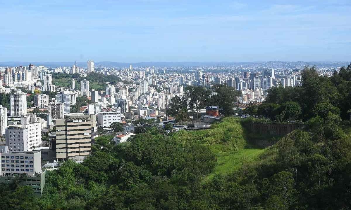 O céu deve variar entre claro e parcialmente nublado nesta sexta-feira (3/5) e a previsão é que se mantenha assim durante todo o fim de semana em Minas Gerais. -  (crédito: Leandro Couri/EM/DA.Press)