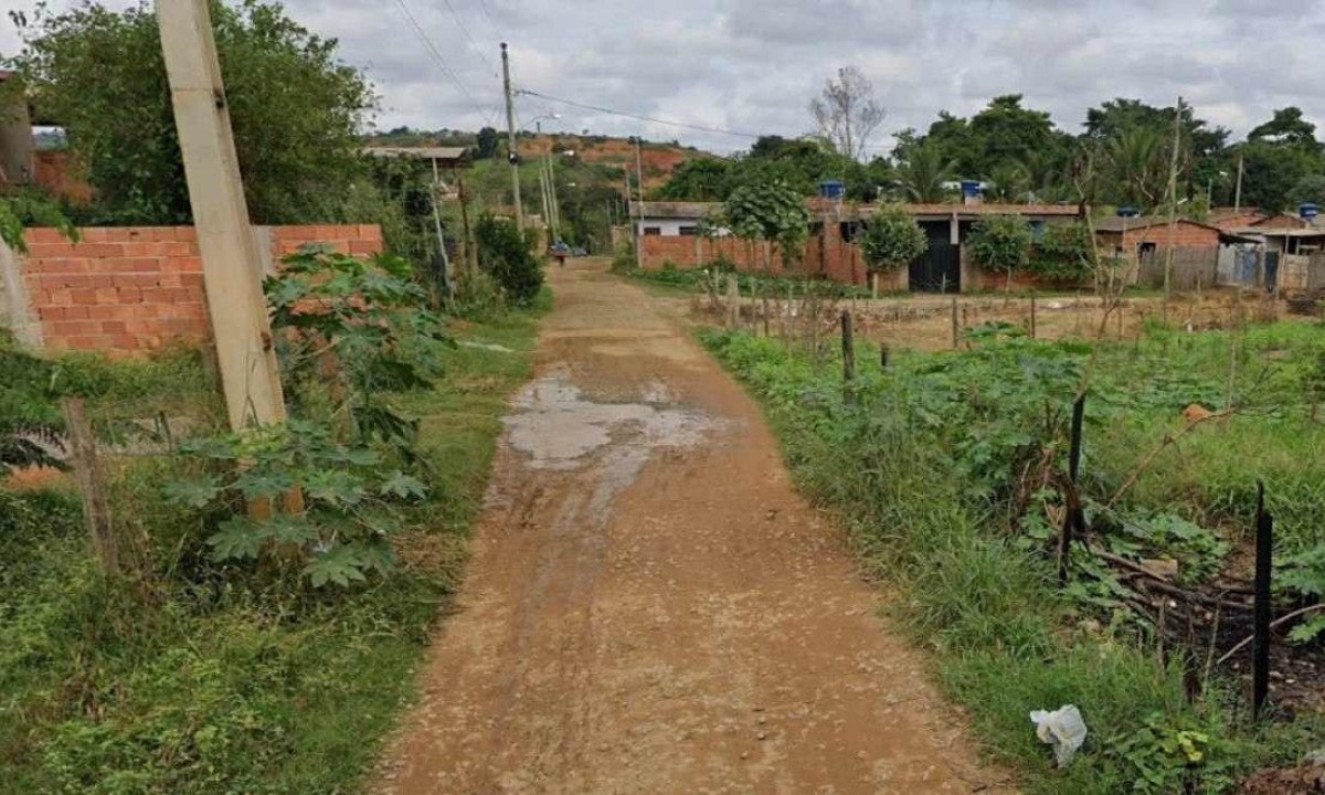 Homicídio aconteceu na Rua K, em Revés do Belém, na cidade de Bom Jesus do Galho -  (crédito: Google Street View/Reprodução)