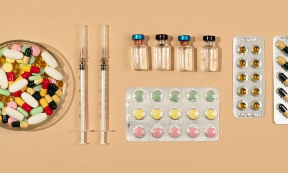 Entre as práticas que devem ser adotadas no dia a dia, estão: evitar tomar medicamentos sem orientação de um profissional de saúde e o uso indiscriminado dessas substâncias -  (crédito: Freepik)