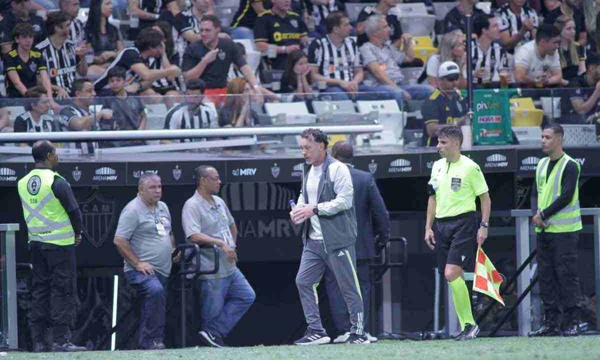 Técnico Gabriel Milito, que privilegia o jogo intenso e ofensivo, tem dez jogos de invencibilidade no comando do Atlético

  -  (crédito: Edesio Ferreira/EM/D.A Press)