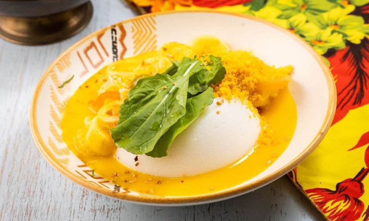 Moqueca de banana criada por Kelma Zenaide, mestra culinarista, fundadora do  Território Kitutu, um espaço gastronomico e cultural

 -  (crédito: Victor Schwaner/Divulgação)