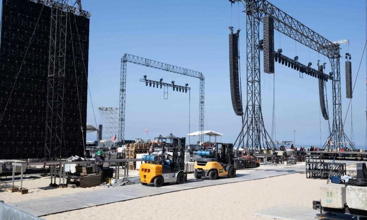 Mega estrutura foi instalada na praia de Copacabana para o show de Madonna -  (crédito: Pablo PORCIUNCULA / AFP)