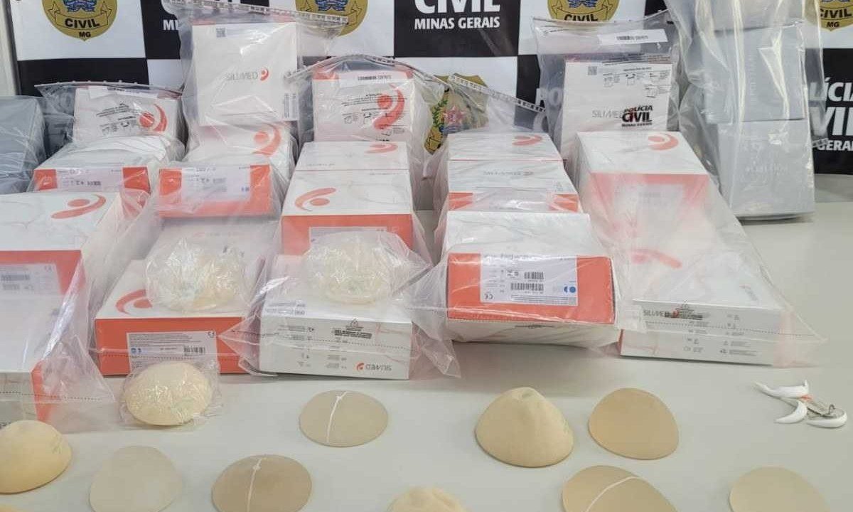 Pr&oacute;teses de silicones apreendidas pela Pol&iacute;cia Civil em BH -  (crédito: Laura Scardua)