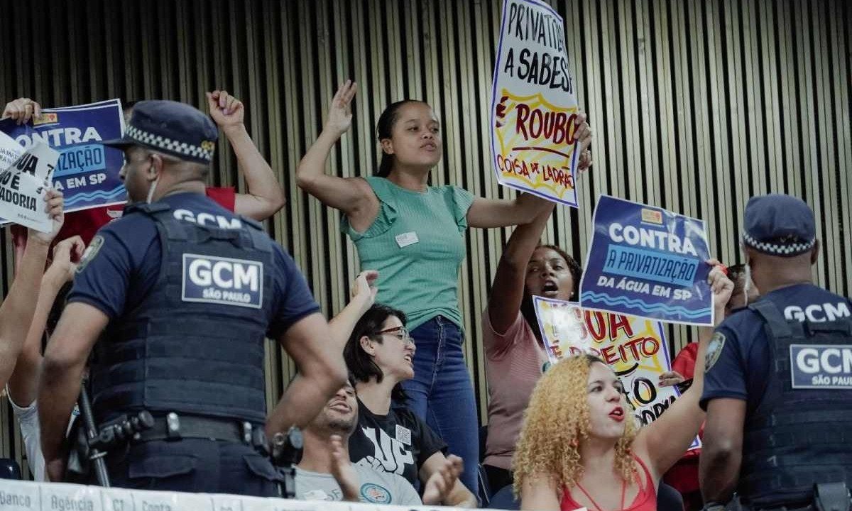 Pessoas se manifestam contra a privatização da Sabesp na Câmara de São Paulo -  (crédito: Richard Lourenço / Rede Câmara)