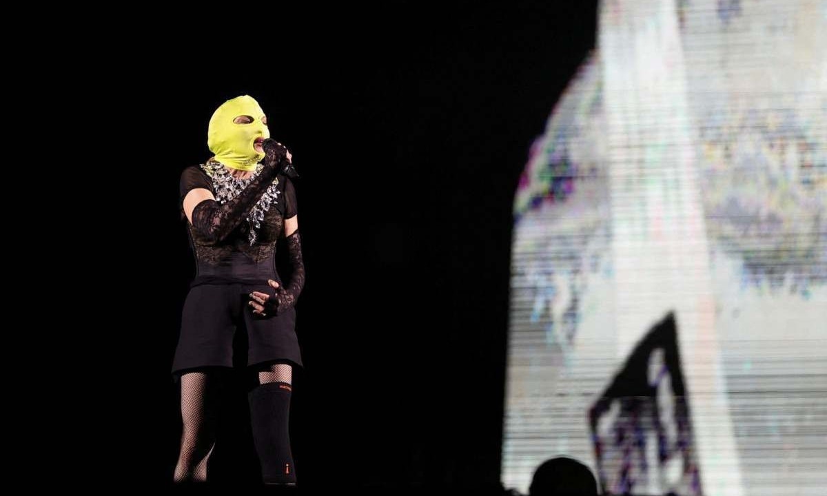 Madonna durante o segundo ensaio, no palco montado na praia de Copacabana, para o show deste sábado à noite -  (crédito: Pilar Olivares/Reuters/Folhapress)