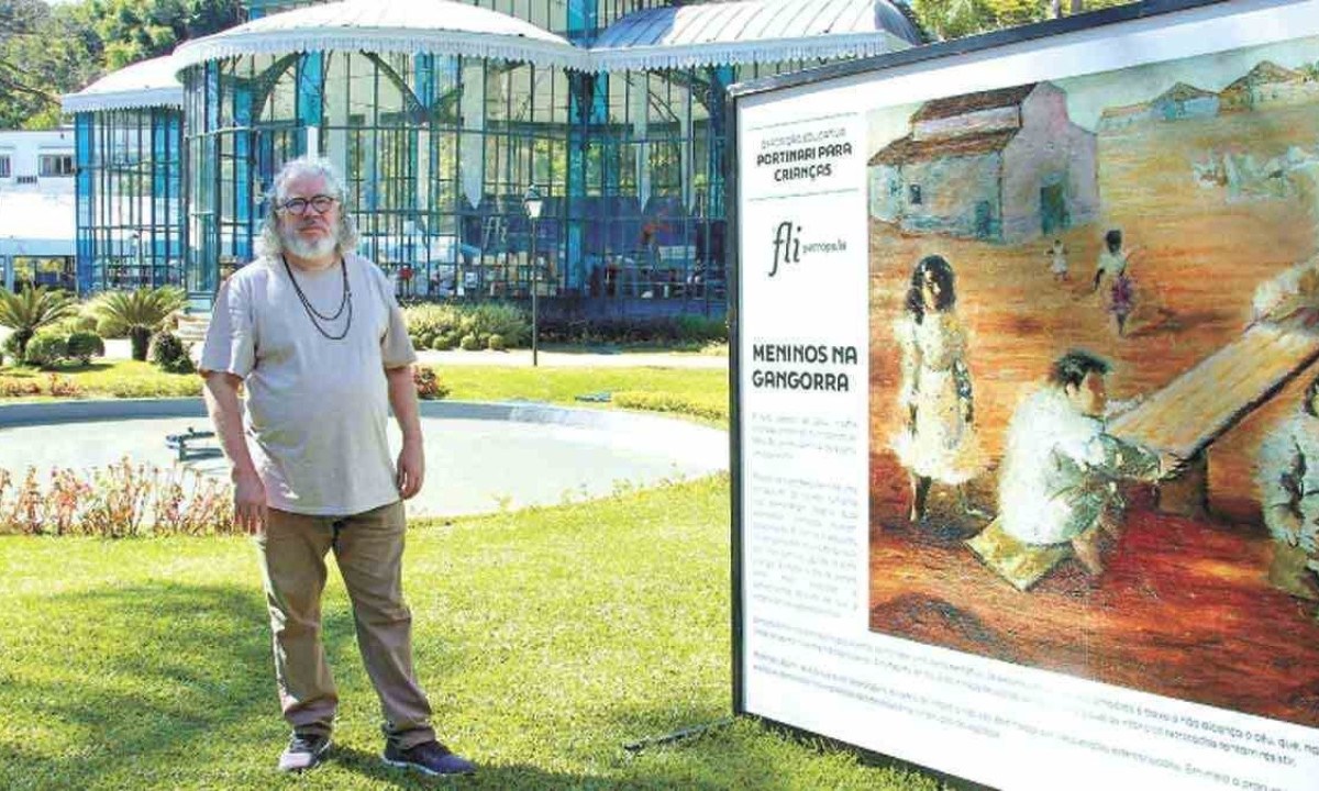 Afonso Borges à frente do Palácio de Cristal, em Petrópolis, onde realiza o primeiro festival literário da cidade: 