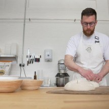 Como cientistas querem transformar o pão branco em alimento mais saudável - BBC