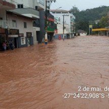 Chuvas chegam a SC, derrubam casas, arrastam carros e 1 morte é registrada - Prefeitura Municipal de Ipira (SC)