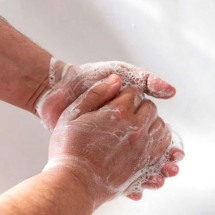 Higienizar as mãos pode ajudar na prevenção de doenças - Freepik