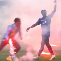 Jogadores contra-atacam e arremessam sinalizadores na torcida do próprio time; vídeo - No Ataque Internacional