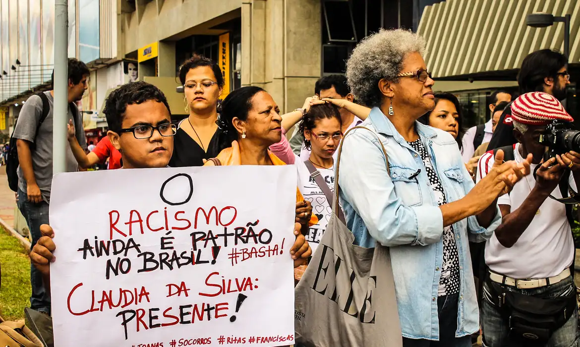 Professores e famílias  devem estar engajados no combate ao racismo -  (crédito: EBC)