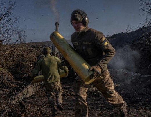 A Rússia também é acusada de usar gás lacrimogêneo no campo de batalha -  (crédito: Getty Images)