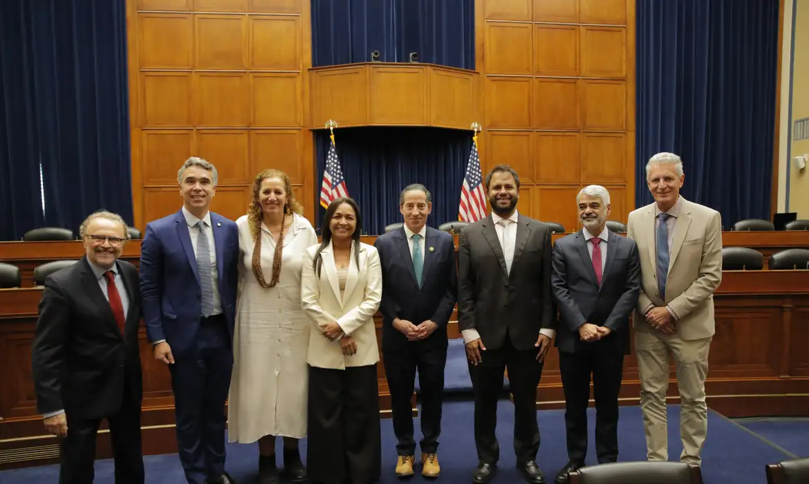 Congressistas dos EUA e Brasil articulam frente contra extrema-direita -  (crédito: EBC)